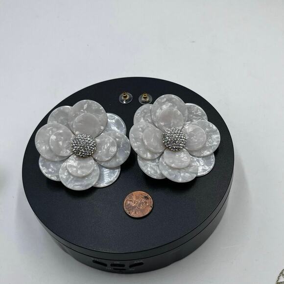 Lele Sadoughi Zinnia White Iridescent Mother of Pearl Large Petal Floral Earring - Picture 6 of 9